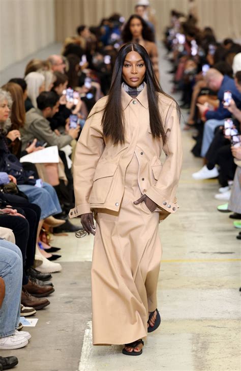 burberry londra modellista|burberry show catwalk.